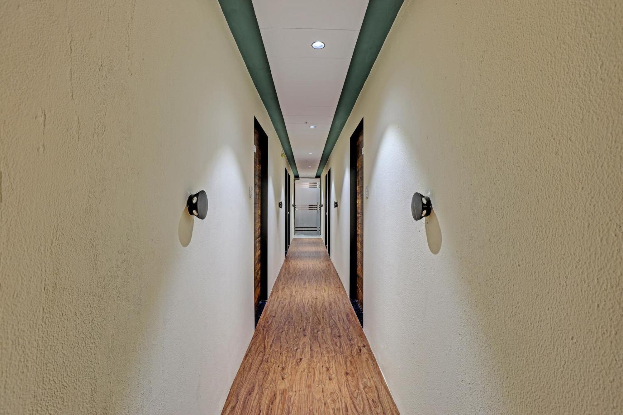 Collection O Hotel Swarg Surat Bagian luar foto