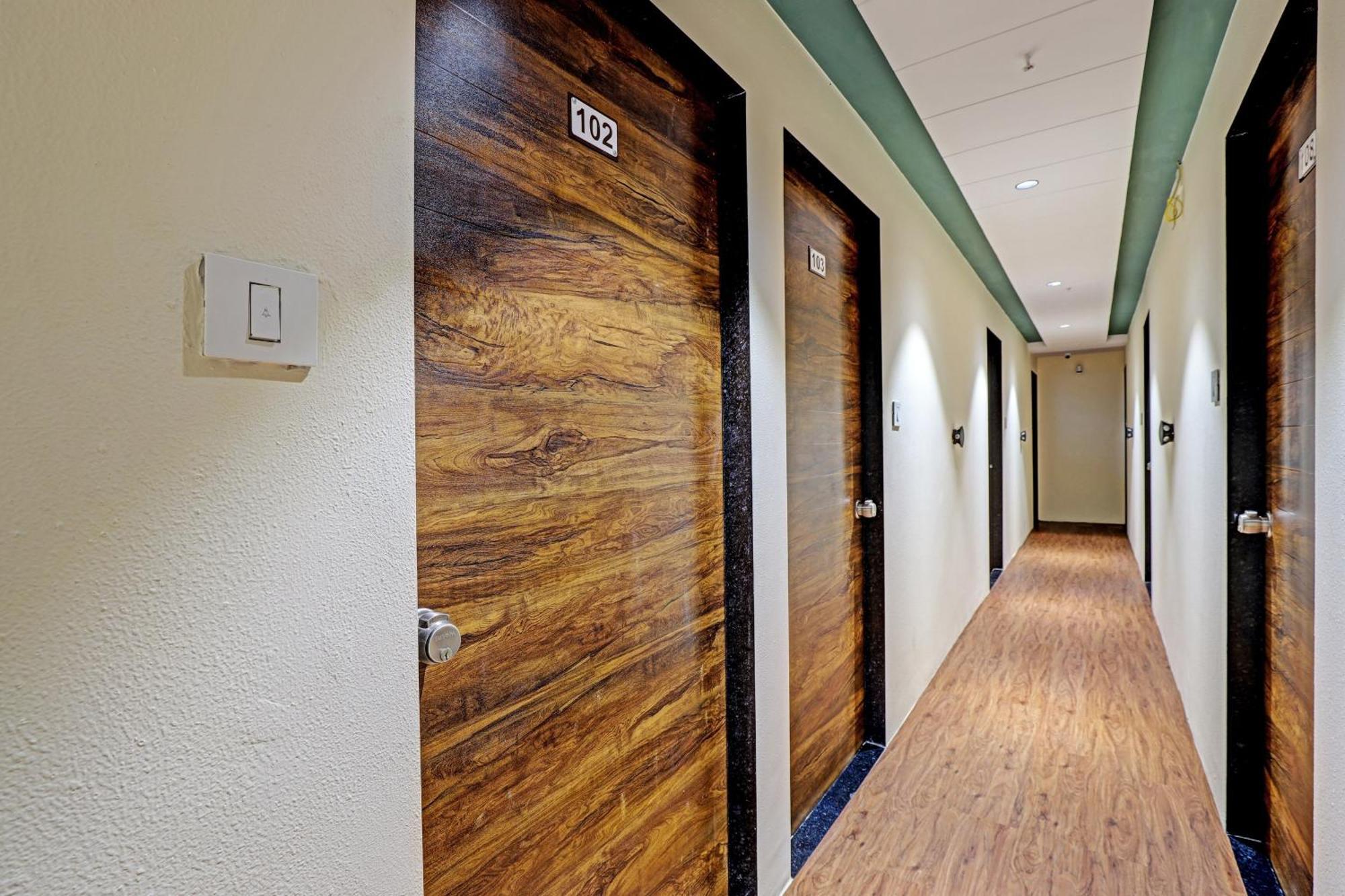 Collection O Hotel Swarg Surat Bagian luar foto