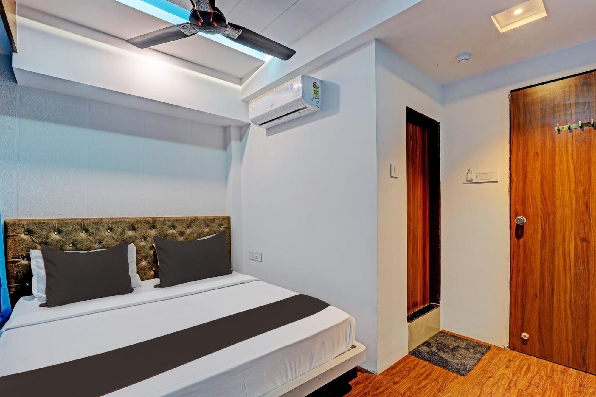 Collection O Hotel Swarg Surat Bagian luar foto