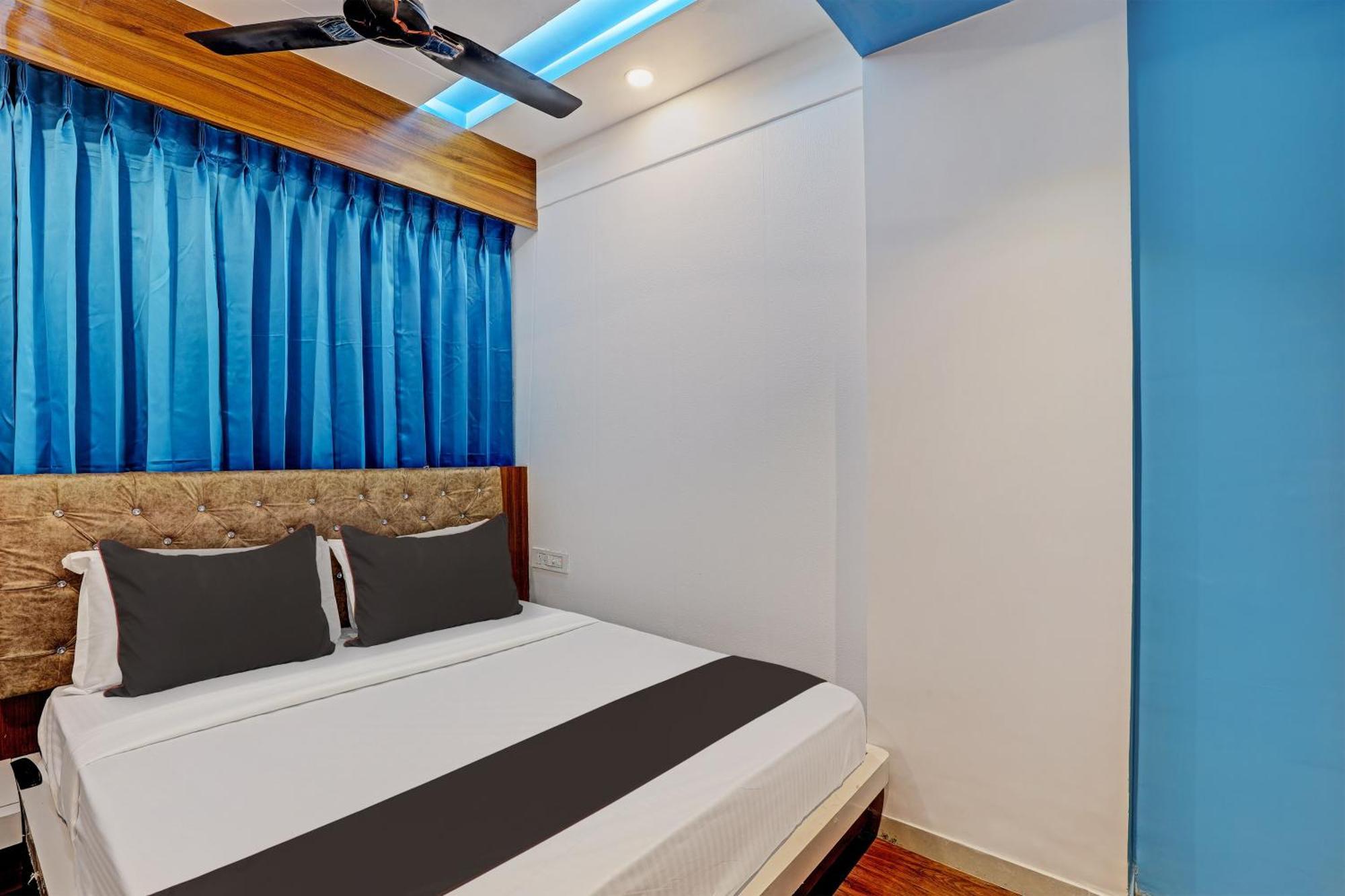 Collection O Hotel Swarg Surat Bagian luar foto