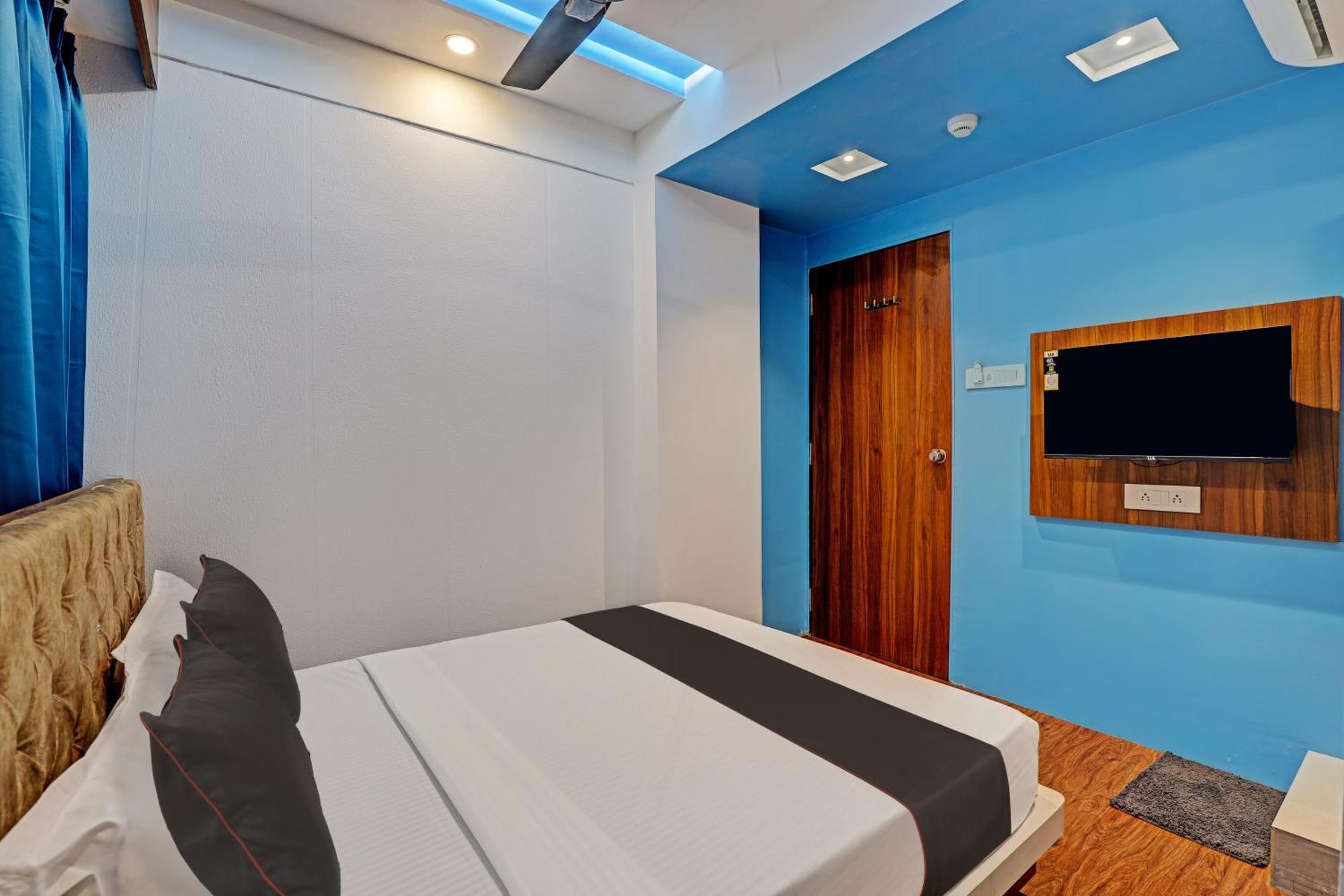 Collection O Hotel Swarg Surat Bagian luar foto
