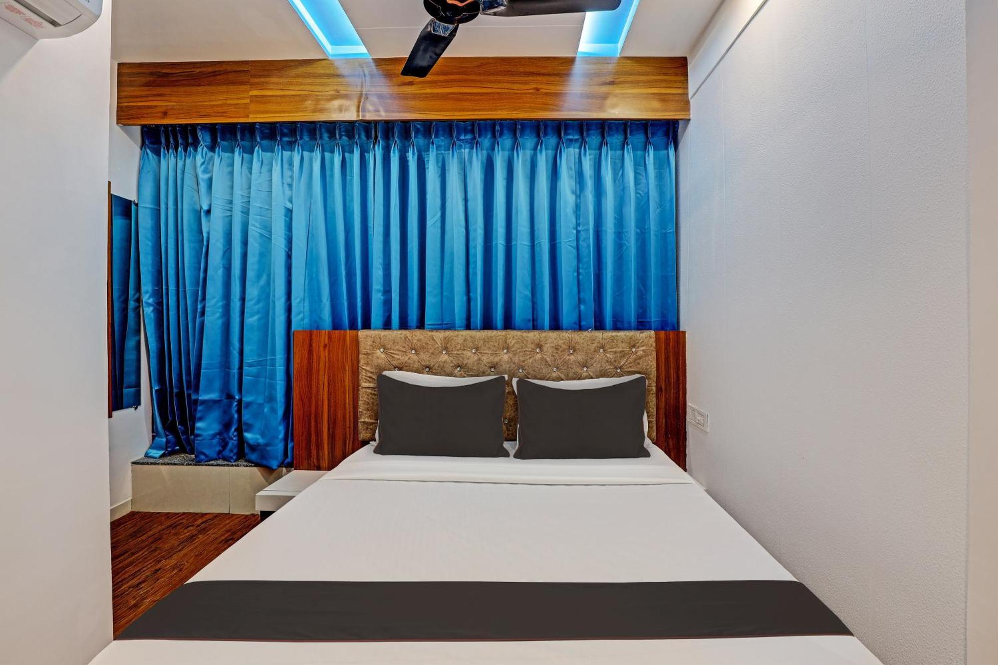 Collection O Hotel Swarg Surat Bagian luar foto