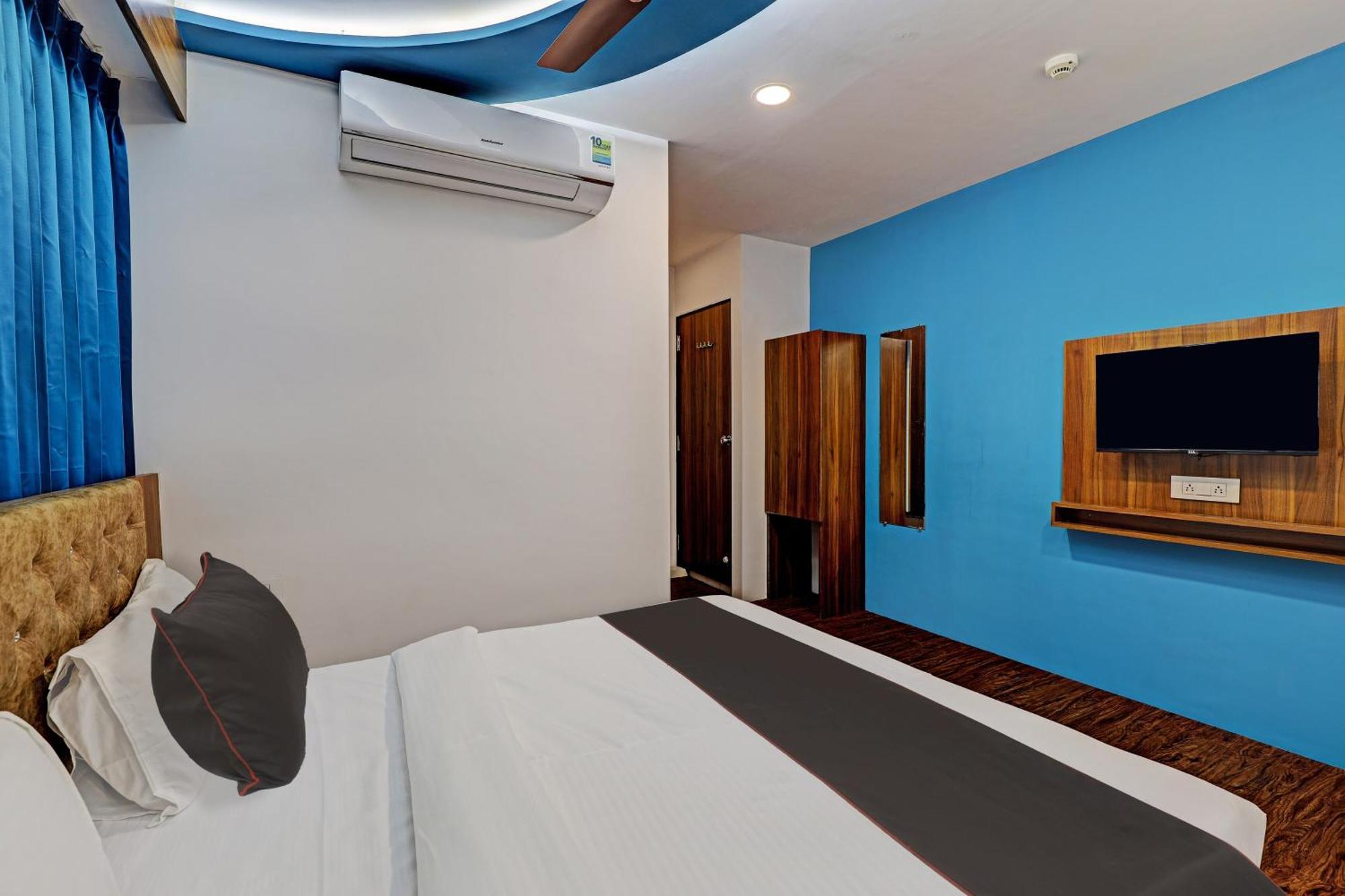 Collection O Hotel Swarg Surat Bagian luar foto