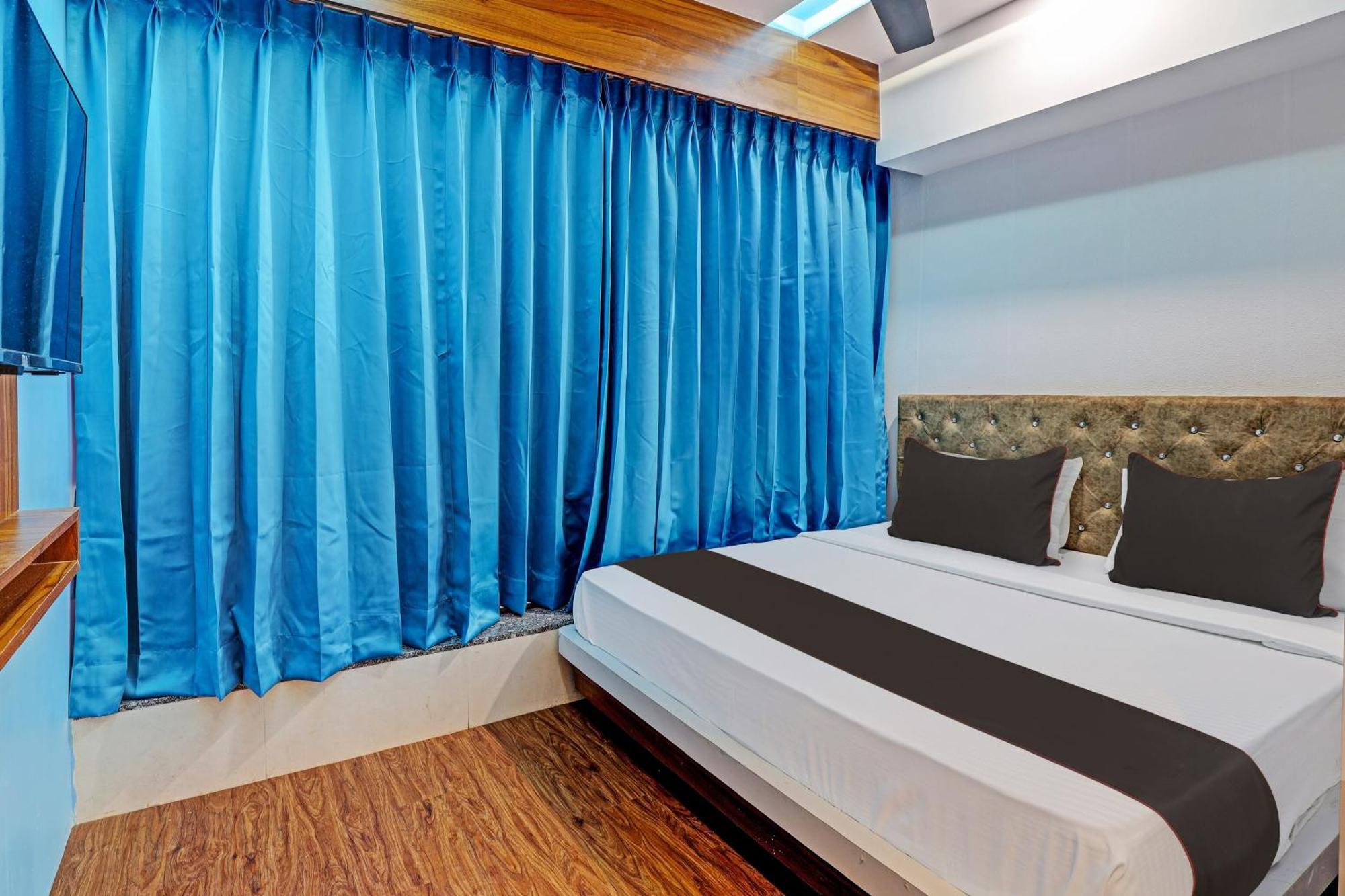 Collection O Hotel Swarg Surat Bagian luar foto