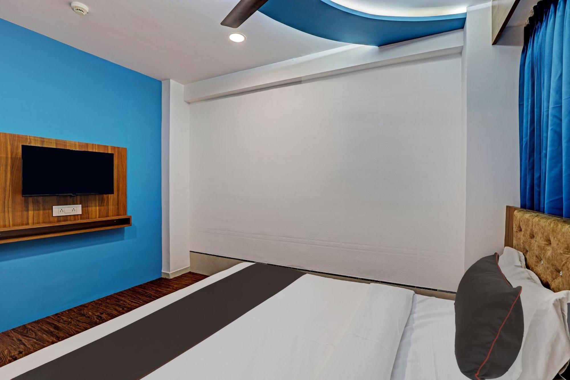 Collection O Hotel Swarg Surat Bagian luar foto