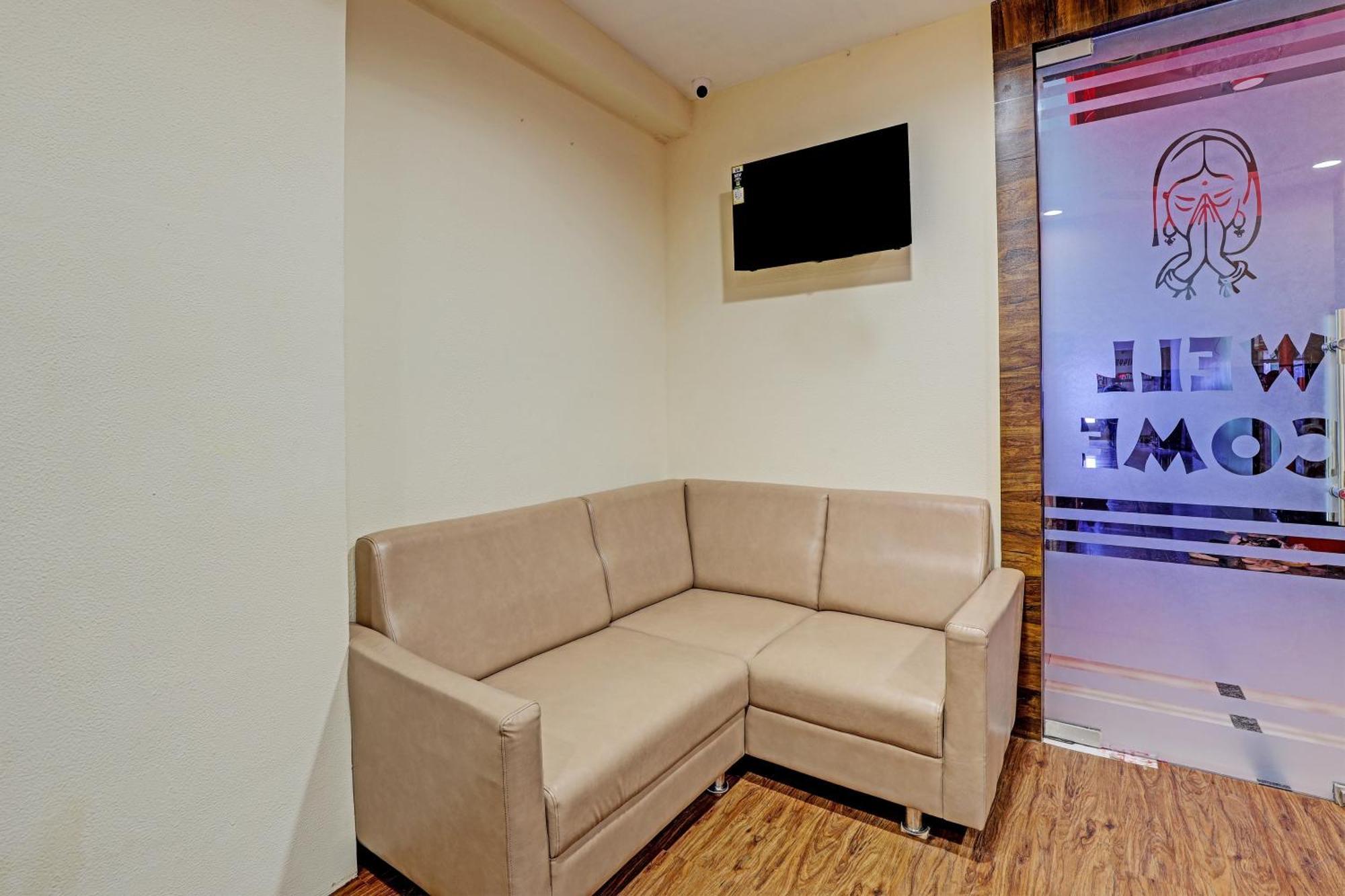 Collection O Hotel Swarg Surat Bagian luar foto